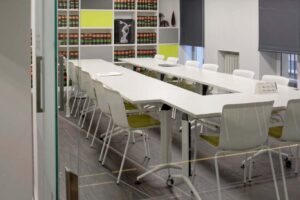 Sala de reuniones con librería de fondo